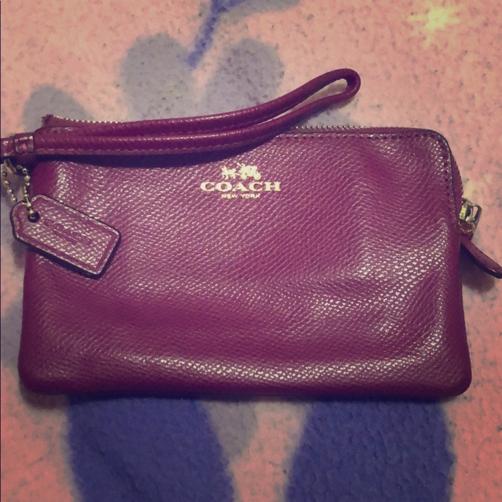 It wristlet coach color Burgundy